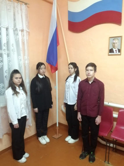 Поднятие государственного флага РФ..