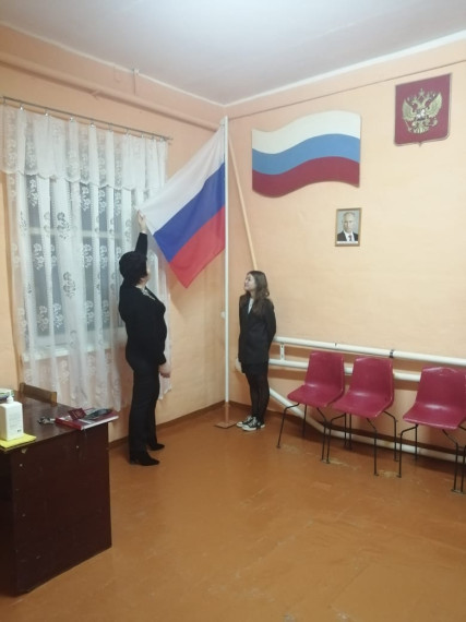 Поднятие флага РФ..